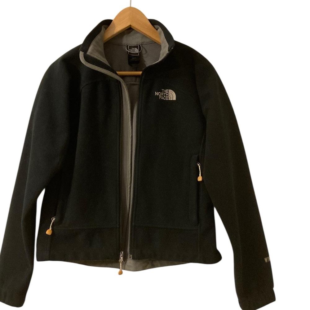 The North Face women's Windwall fleece jacket in black.